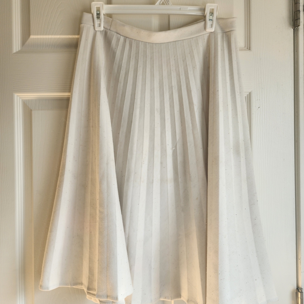 Elegant White Pleated Skirt